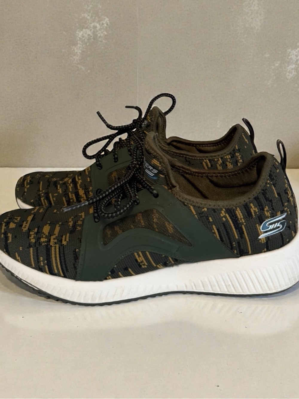 Skechers BOBS Women's 7.5 Olive Green Camo Memory Foam Sneakers 31363